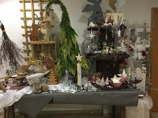 Weihnachtliche Dekoration mit Sternen, Kränzen und Holzelementen