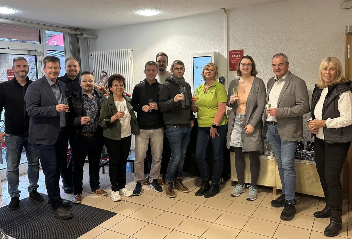 Gruppe von Menschen mit Sektgläsern bei der Eröffnung des 24/7-Betriebs im Lädle