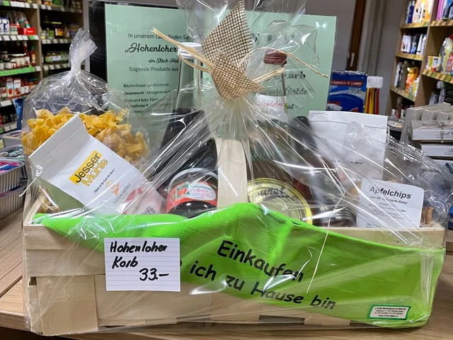 In Folie verpackter Geschenkkorb mit regionalen Produkten und Schild »Hohenloher Korb«