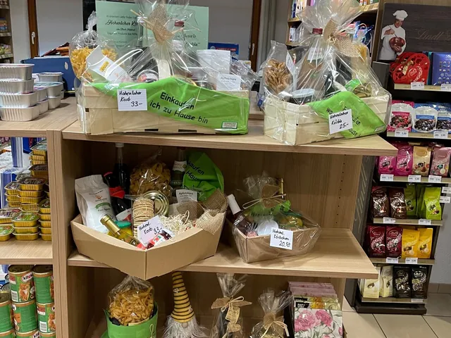 Regal mit mehreren fertig verpackten Geschenkkörben