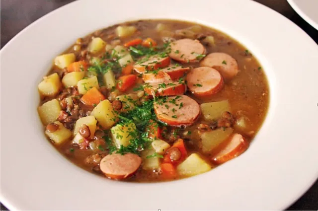 Herzhafter Linseneintopf mit Gemüse und Würstchen &ndash; Rezept des Monats November 2019
