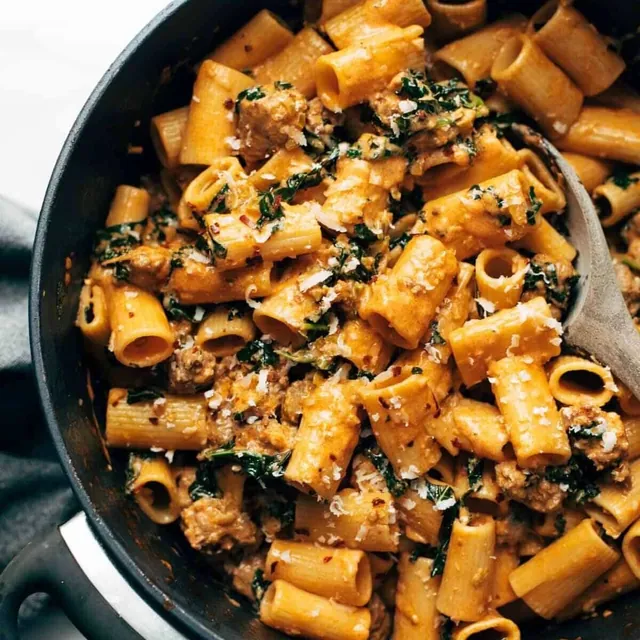 Pesto- Rigatoni mit Salami – Rezept des Monats September 2020