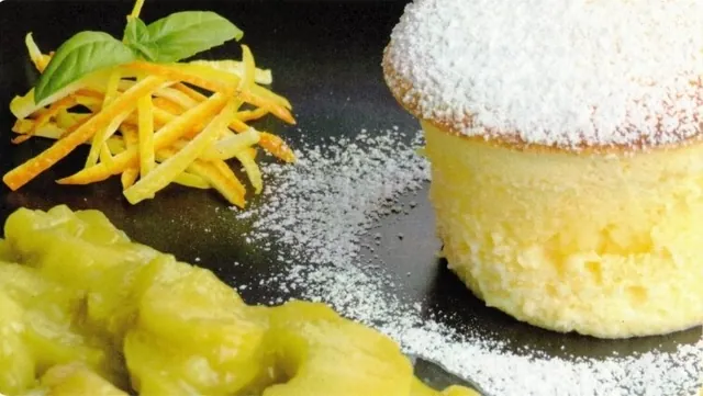 Quark-Soufflé mit Rhabarberkompott &ndash; Rezept des Monats Mai 2025