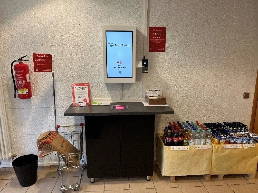 Selbst-Checkout-Kasse mit Bildschirm und Kartenleser im Eingangsbereich des L&auml;dle