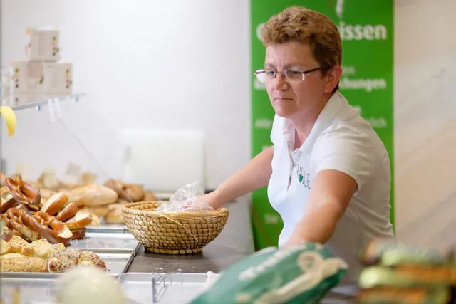 Claudia Boldt am Backwarenregal im L&auml;dle