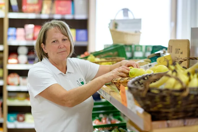 Loni Br&auml;uninger am Obst- und Gem&uuml;seregal im L&auml;dle